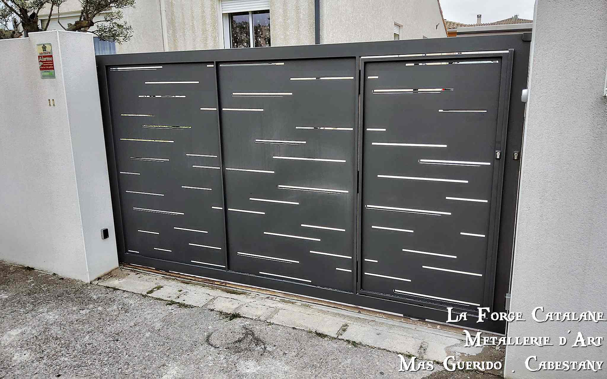 portail coulissant avec motif en decoupe laser et portillon integre thermolaquage forge catalane.jpg